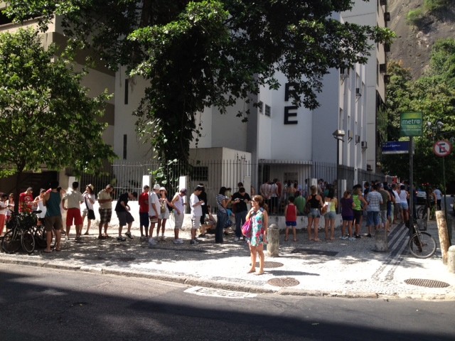 Grande fila se forma no posto do TRE em Copacabana, na manhã deste domingo (28) (Foto: Eduardo Vallim / G1)