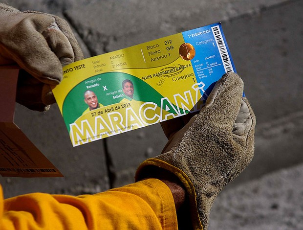 Operários ingressos reabertura maracanã (Foto: Ale Silva / Agência Estado)