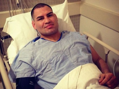 Cain Velasquez no hospital após operar hérnia de disco 2 (Foto: Reprodução)