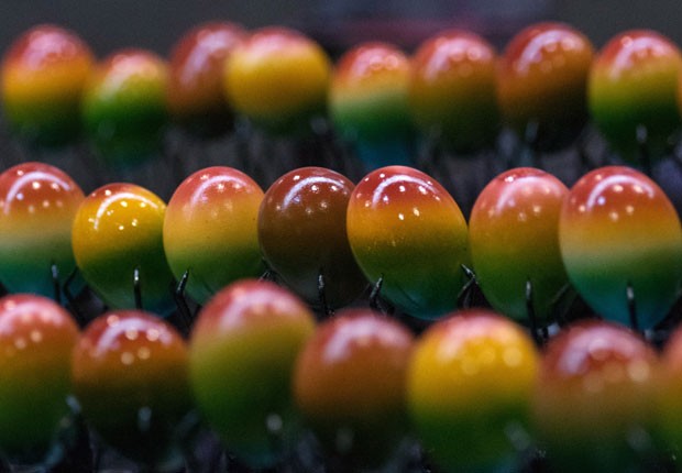 Ovos de galinha cozidos e coloridos são presentes de Páscoa na Áustria (Foto: Joe Klamar/AFP)