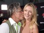 Mickey Rourke beija a namorada, 33 anos mais nova, em pré-estreia