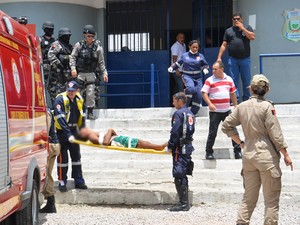 Detentos feridos durante rebelião no presídio do Roger são socorridos na Paraíba (Foto: Walter Paparazzo/G1)