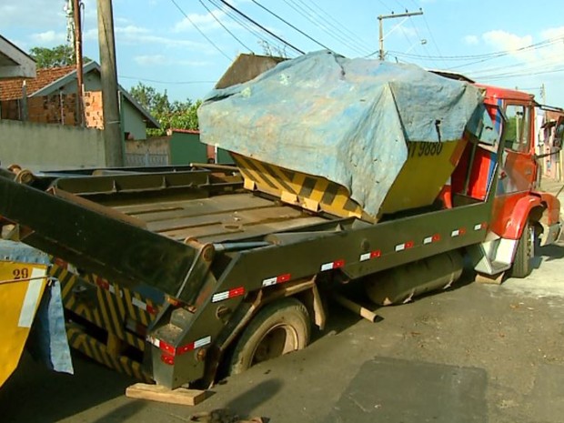 G Caminh O Fica Preso Ap S Asfalto Afundar E Popula O Ajuda Na