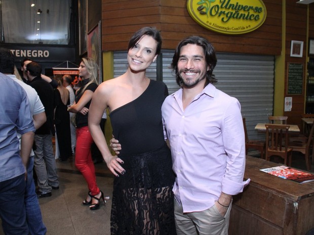 Camila Rodrigues e o marido, Roberto Costa, em estreia de peça no Rio (Foto: Thyago Andrade/ Foto Rio News)