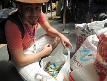 Ézio Filho trouxe estoque de salgadinhos e refrigerante (Foto: Katherine Coutinho / G1)