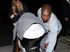 Kanye West ajuda Kim Kardashian com o carrinho da filha, North