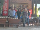 Danielle Winits vai com o namorado e os filhos a restaurante no Rio 