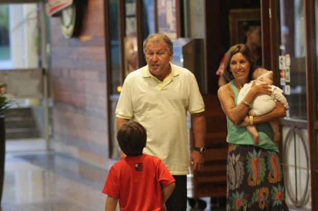 Zico passeia com a família (Foto: Derick Abreu / Photo Rio News)