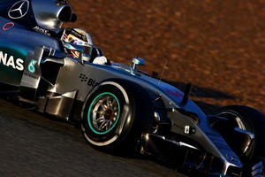 Lewis Hamilton pilota o novo Mercedes W06 na pista de Jerez, nesta segunda-feira (Foto: Getty Images) Lewis Hamilton pilota o novo Mercedes W06 na pista de Jerez, nesta segunda-feira (Foto: Getty Images)