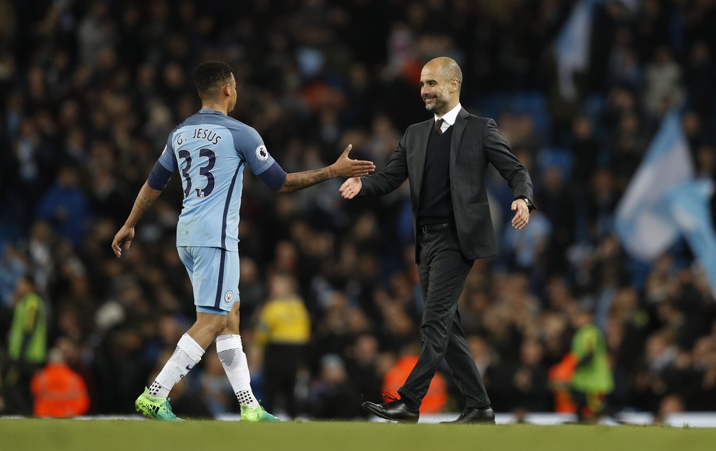 Guardiola cumprimenta Gabriel Jesus após o empate com o United: 