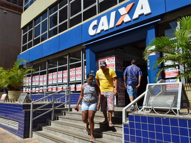 Poucas pessoas buscaram atendimento na Caixa Federal da Rua Américo Brasiliense na manhã de sexta-feira (Foto: Adriano Oliveira/G1)