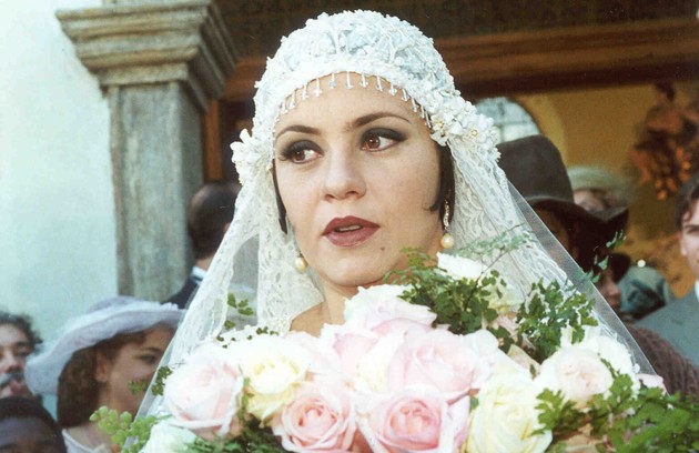 Em sua primeira novela na Globo, 'O cravo e a rosa', Walcyr Carrasco criou a personagem Catarina (Adriana Esteves), que vivia aos tapas e beijos com Petruchio (Eduardo Moscovis) (FOTO: Divulgação)