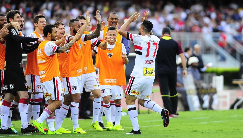 Gilberto festeja gol que abriu caminho para a vitória (Foto: Marcos Ribolli)