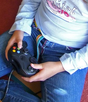 Criança jogando videogame (Foto: SXC)