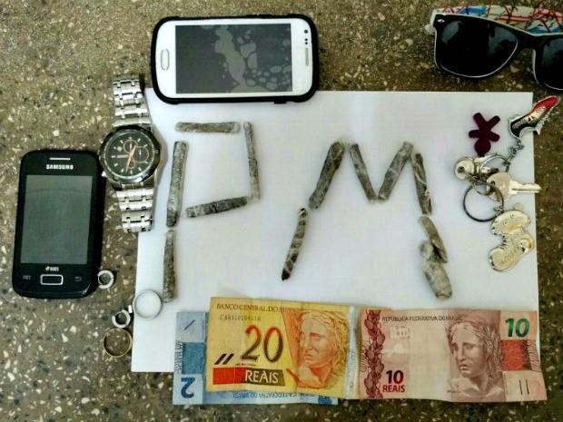 Adolescente foi apreendido no sábado (9), em Rio Branco; PM também apreendeu maconha e dinheiro (Foto: Divulgação/PM)