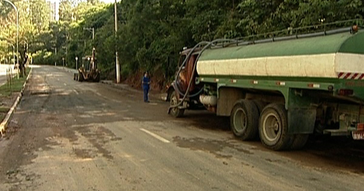 G1 Morador reclama de buracos e alagamento na Av. Hebe Camargo