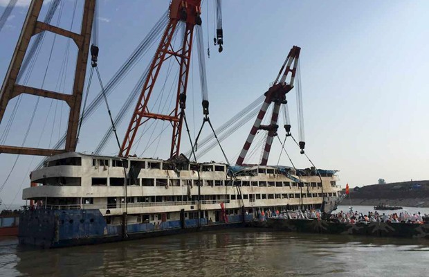 Equipes de resgate entram no navio Eastern Star após o naufragio que deixou quase 400 mortos na China (Foto: Reuters)