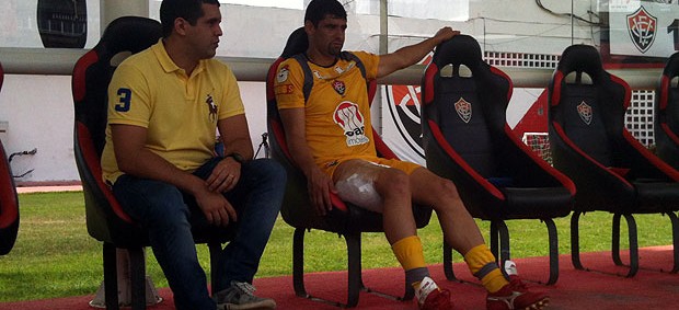 willia, do vitoria, realiza tratamento com gelo (Foto: Raphael Carneiro/Globoesporte.com) willia, do vitoria, realiza tratamento com gelo (Foto: Raphael Carneiro/Globoesporte.com)