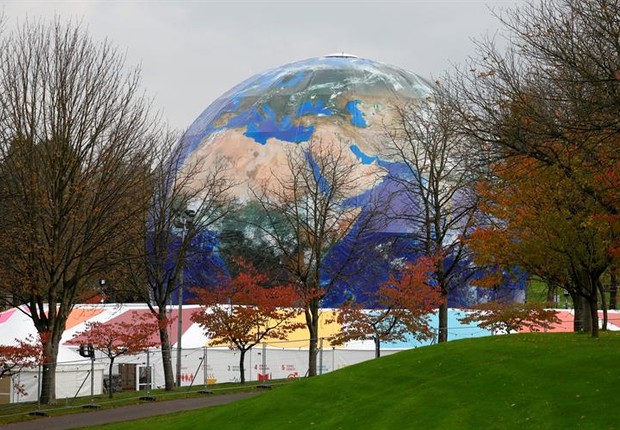 Globo gigante é colocado   Bonn, na Alemanha, para a COP23 - clima - mudanças climáticas - Acordo de Paris (Foto: EFE/RONALD WITTEK)