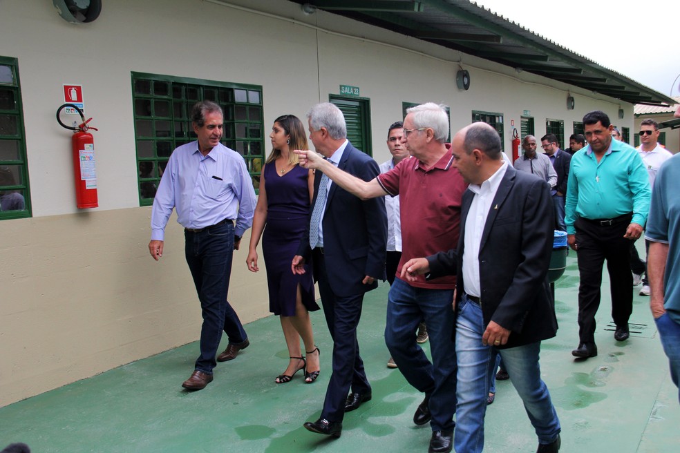 Equipe do governo do Distrito Federal em visita à Escola Classe 1 da Estrutural (Foto: Secretaria de Educação/Divulgação)