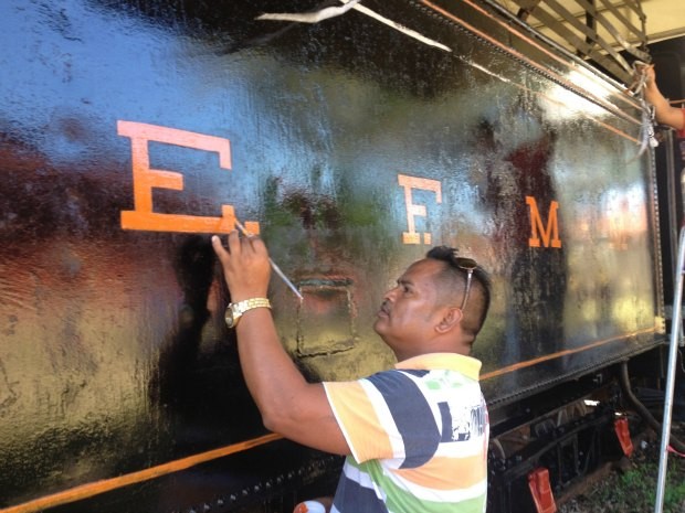 Restauração está sendo feita no vagão 18 e em duas locomotivas da EFMM, em Porto Velho (Foto: Flaviane Azambuja/G1)