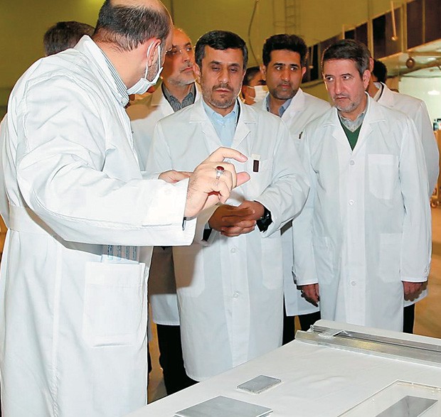 RUMO À BOMBA?  O presidente do Irã, Mahmoud Ahmadinejad  (no centro), visita um centro de pesquisa atômica em Teerã  (Foto: AFP)