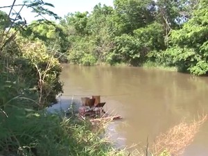 Moradores utilizam água do rio, para limpar e cozinhar (Foto: Reprodução/TV Oeste)