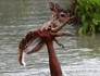 Garoto se arrisca para salvar cervo de enchente (Caters News/The Grosby Group)