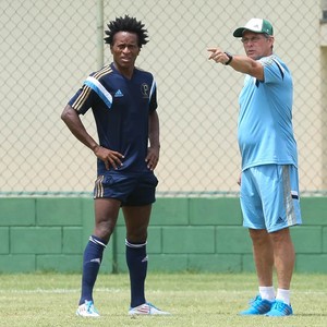 Oswaldo ganha nova chance para testar Zé Roberto no meio-campo