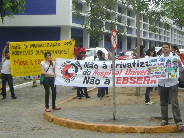 Manifestantes pretendiam participar de reunião, a qual foi adiada. (Foto: Taiguara Rangel/G1)