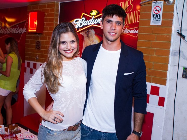Jessika Alves com o namorado Thiago Blanco em bar no Rio (Foto: Raphael Mesquita/ Divulgação)