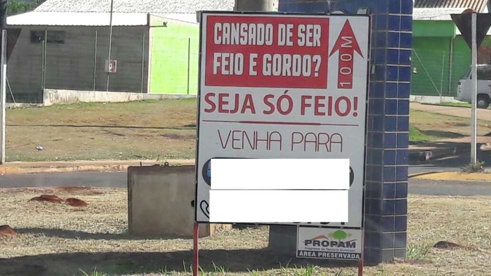Cavalete de divulga&ccedil;&atilde;o da academia autuada pelo Procon-MS (Foto: Procon/Divulga&ccedil;&atilde;o)