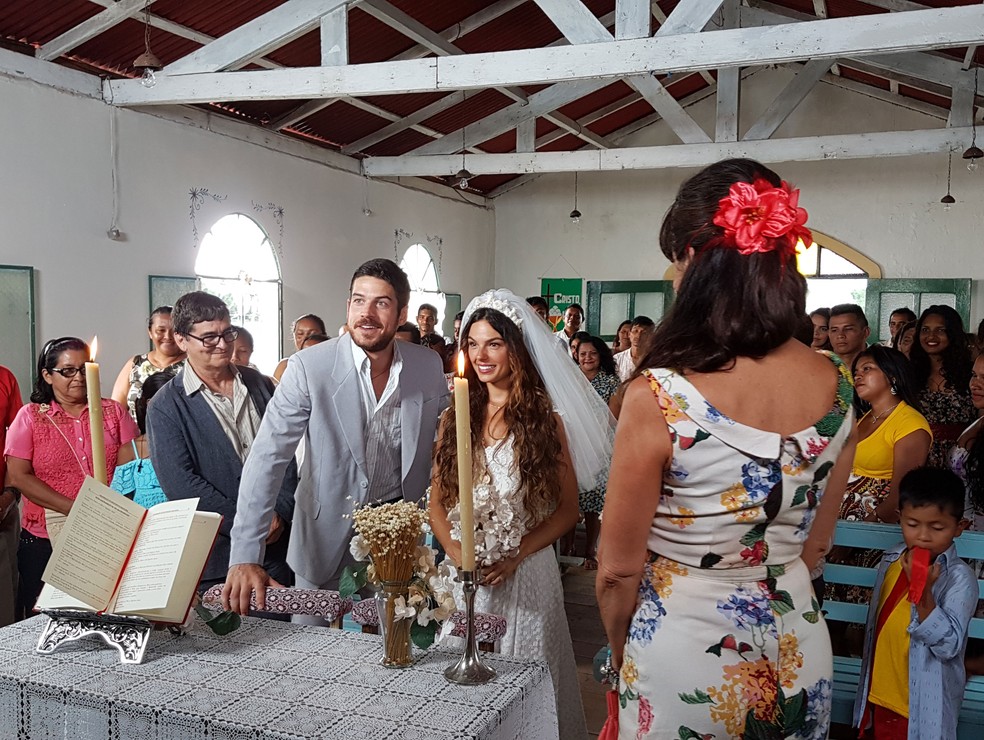Ritinha e Zeca dizem 'sim' um ao outro no altar (Foto: TV Globo)
