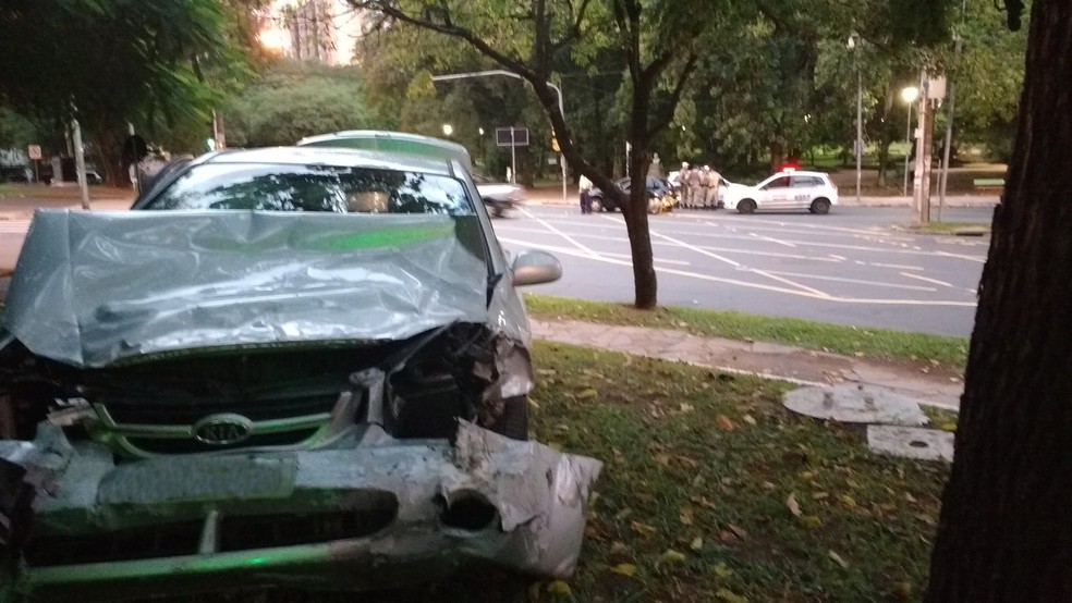 Carro ficou destruído com colisão em Porto Alegre (Foto: Paulo Ledur/RBS TV)