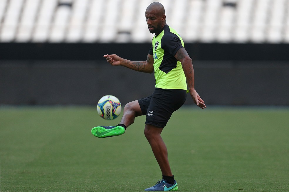 Após 15 dias de físico, Maicon começou a fazer treinos técnicos (Foto: Vitor Silva/SSPress/Botafogo)