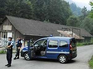 Polícia francesa barrou acesso ao veículo com as vítimas. (Foto: AFP Photo)