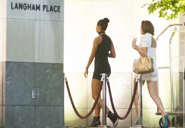 Garotas entram no hotel onde Bieber estava hospedado (Foto: Grosby Group) Garotas entram no hotel onde Bieber estava hospedado (Foto: Grosby Group)