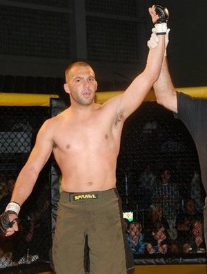 Lanny Dardar tem grande experiência no MMA e cinco lutas de boxe (Foto: Reprodução/Facebook)