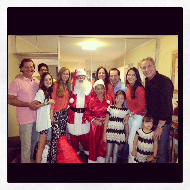 Ticiane Pinheiro e família posam para foto de Natal (Foto: Instagram)
