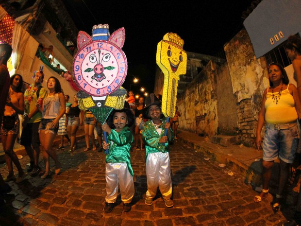 As fantasias das crianças remetem à chave e ao relógio que geralmente acompanham o Homem da Meia-Noite (Foto: Aldo Carneiro / Pernambuco Press)