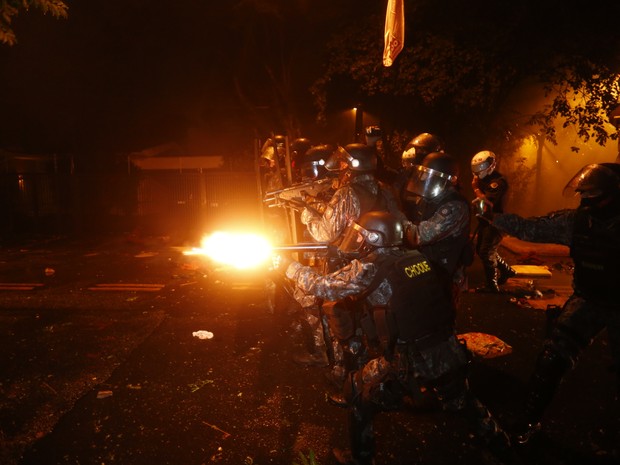 Tropa de Choque dispersa com bombas de efeito moral, tiros de bala de borracha e com jato d'água ocupação perto da casa do presidente interino Michel Temer (Foto: Paulo Ermantino/Raw Image/Estadão Conteúdo)