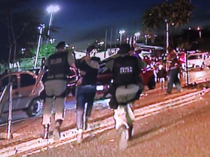 Dois manifestantes foram detidos pela Polícia Militar (Foto: Reprodução/TV Clube)