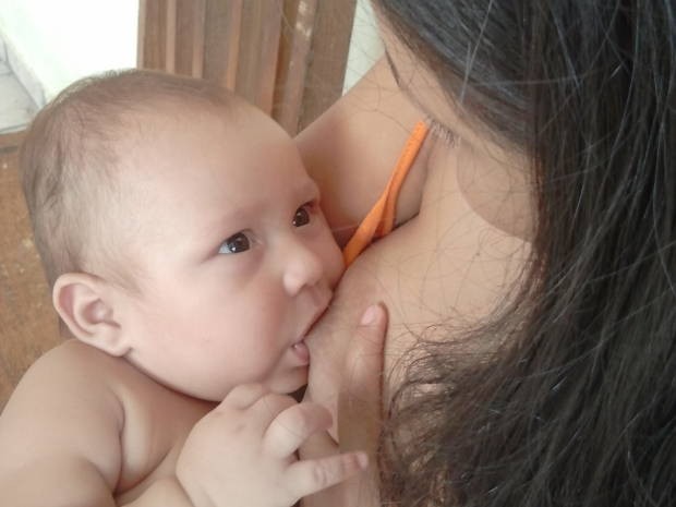 Rafaela Cordeiro ainda amamentava o pequeno Nicolas quando precisou voltar ao trabalho. (Foto: Arquivo Pessoal)