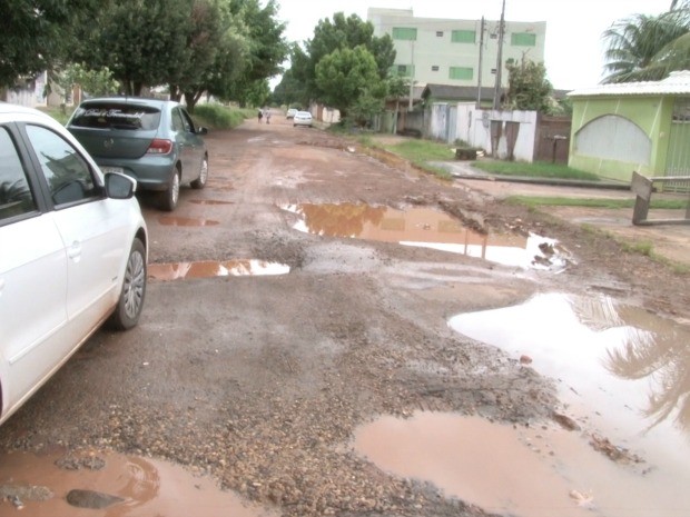 Buracos são encobertos pela água (Foto: Rogério Aderbal/G1)