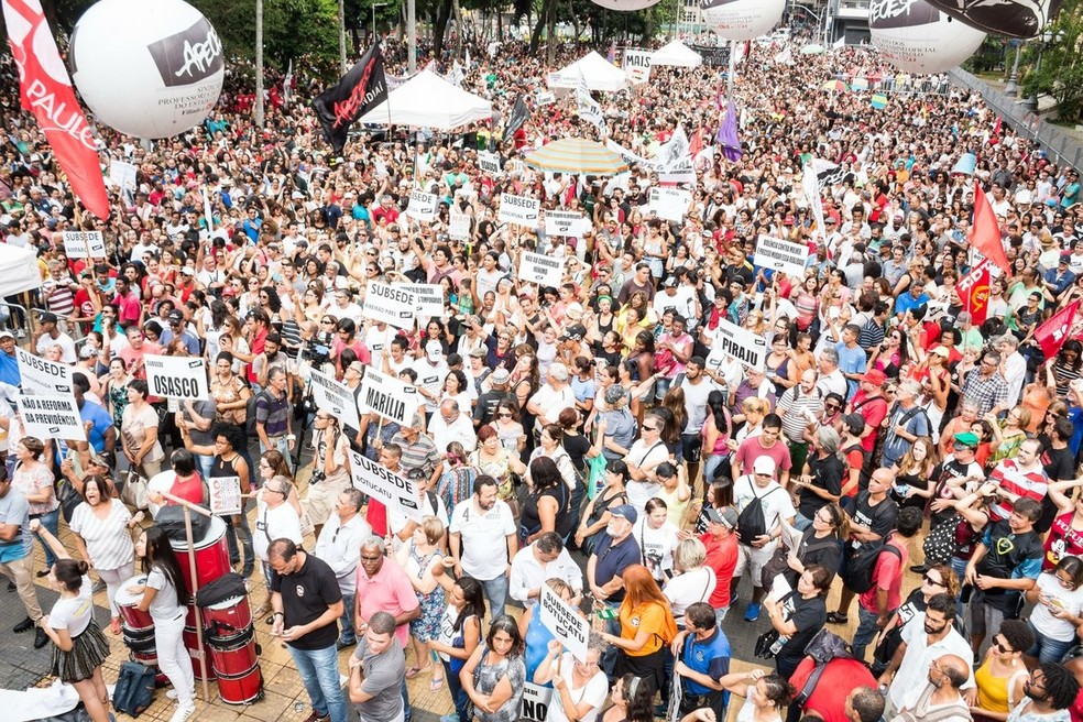 Manifestantes ocupam a Praça da República, no Centro (Foto: ROGÉRIO DE SANTIS/FUTURA PRESS/ESTADÃO CONTEÚDO)
