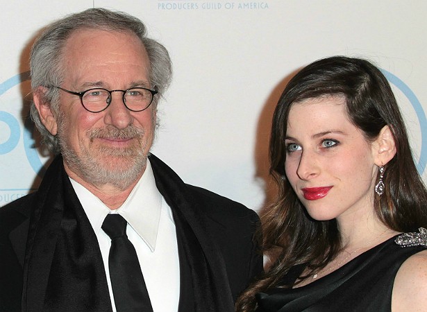 Por falar em filha de cineasta, a modelo Sasha Spielberg, de 24 anos, é filha de Steven Spielberg com a atriz Kate Capshaw e também vem tentando emplacar a carreira nas artes cênicas. (Foto: Getty Images)