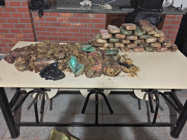 Cerca de 45 kg de pasta base de cocaína foram recolhidas pela polícia (Foto: Divulgação/Polícia Militar)