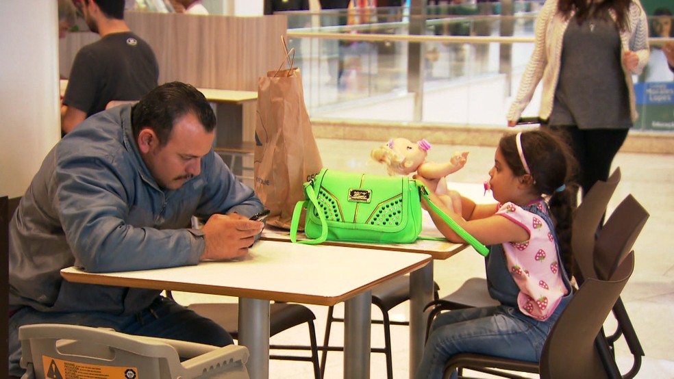 Uso de celular e outras tecnologias móveis pelos pais pode ter impacto no comportamento dos filhos, segundo estudo (Foto: Reprodução TV Globo)