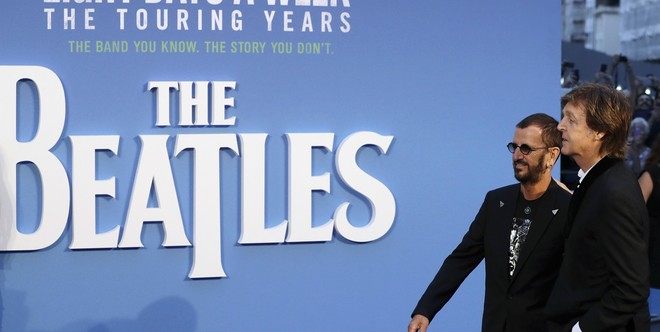 Paul e Ringo posam com o letreiro do documentário sobre os Beatles (Foto: Kirsty Wigglesworth/AP)