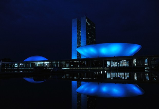 Prédio do Congresso Nacional ganhou iluminação especial para a campanha Novembro Azul, de combate ao câncer de próstata (Foto: Zeca Ribeiro/Ag.Câmara)